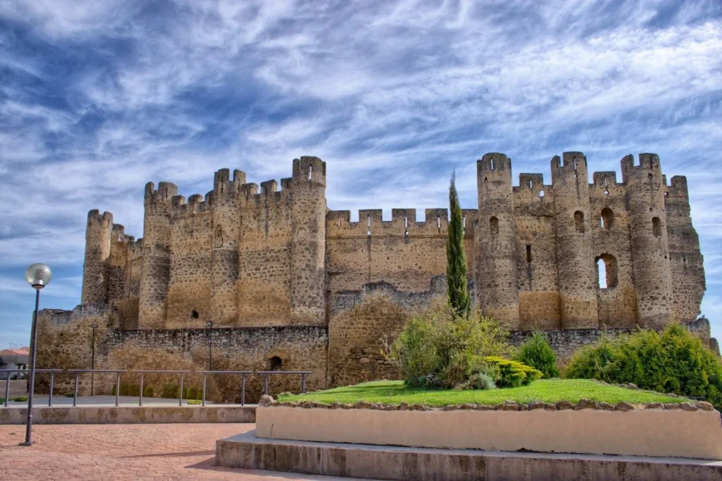 Majestuoso Castillo de Coyanza bajo el cielo leonés — Fotos de León