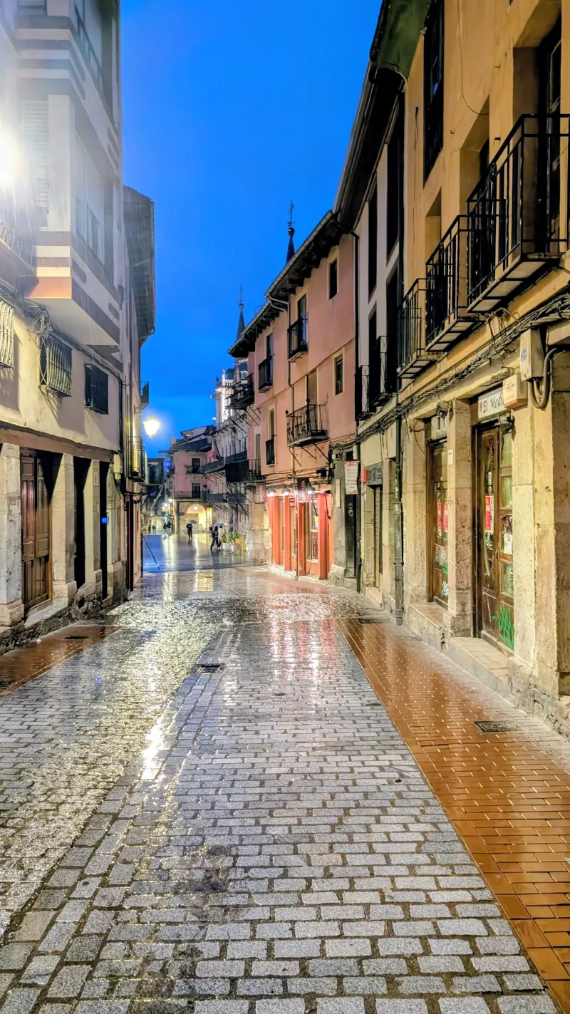 Luz nocturna tras el aguacero — Fotos de León