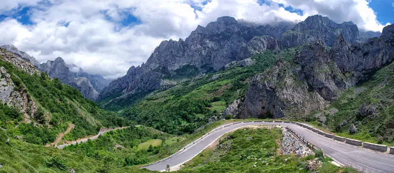 Descenso a Caín entre gigantes de roca — Fotos de León