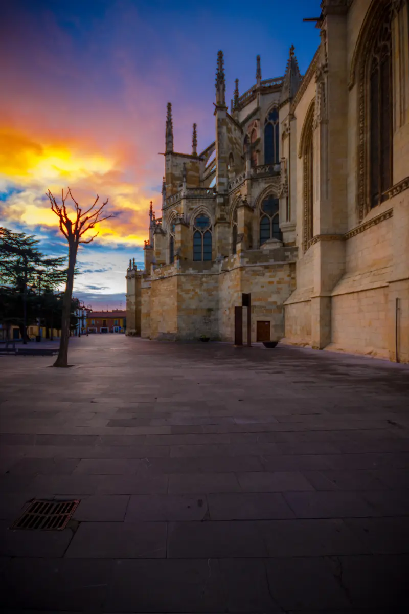 Catedral de León al anochecer — Fotos de León