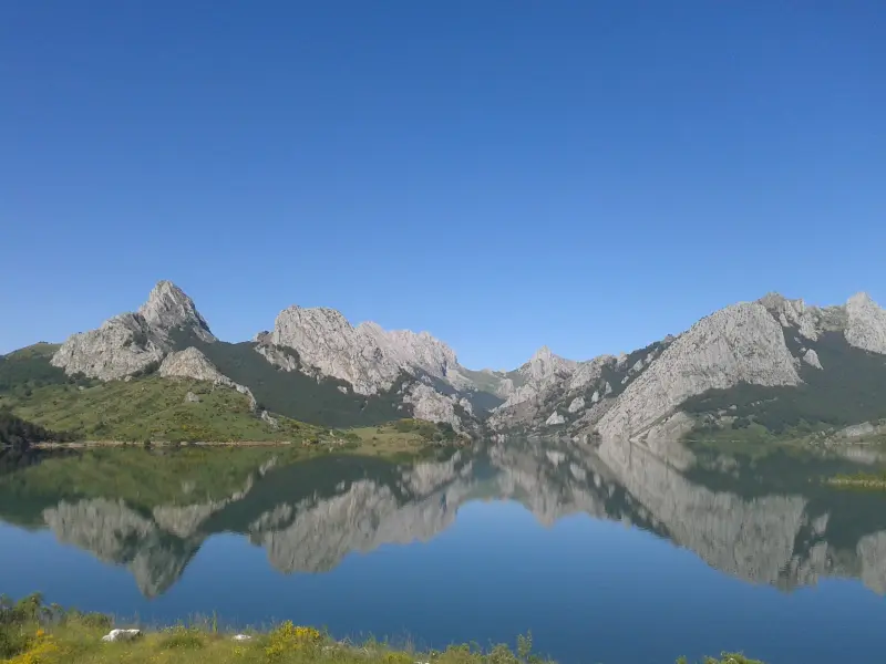 Espejo de montañas en Riaño — Fotos de León